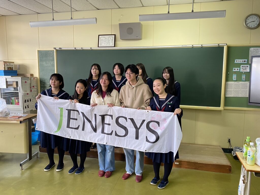 12月20日（金）JENESYS2024 日シンガポール社会福祉交流のゲスト3名を招き、英語科の2年生が国際交流のひとときを過ごしました。